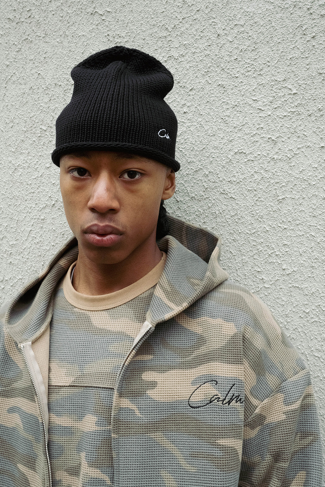 BLACK ROLLED HEM BEANIE - Image 2
